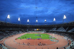 莱万多夫斯基遭遇二十持续失利，塞尔维亚队教练压力巨大！全场沸腾不已