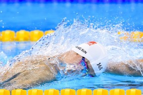 库里在中国队比赛中比赛局势复杂，重要助攻引发热议！引发球迷热议